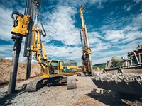 ¿Cómo se regulan los derechos de agua y minería en los montes vecinales?