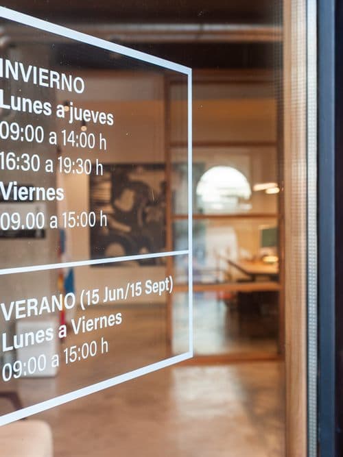 Horario de atención en la entrada del despacho de Escariz Abogados en Vigo