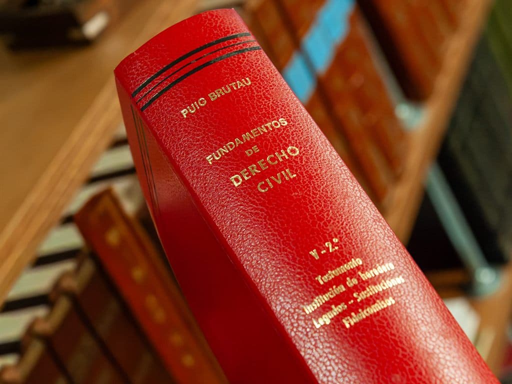 Tomo de Fundamentos de Derecho Civil en la biblioteca del despacho de Escariz Abogados en Vigo