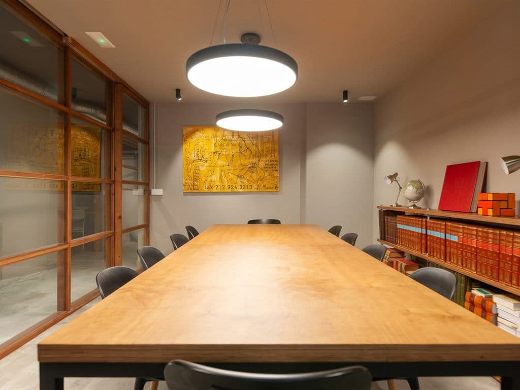 Detalle de la sala de reuniones del despacho Escariz Abogados en Vigo